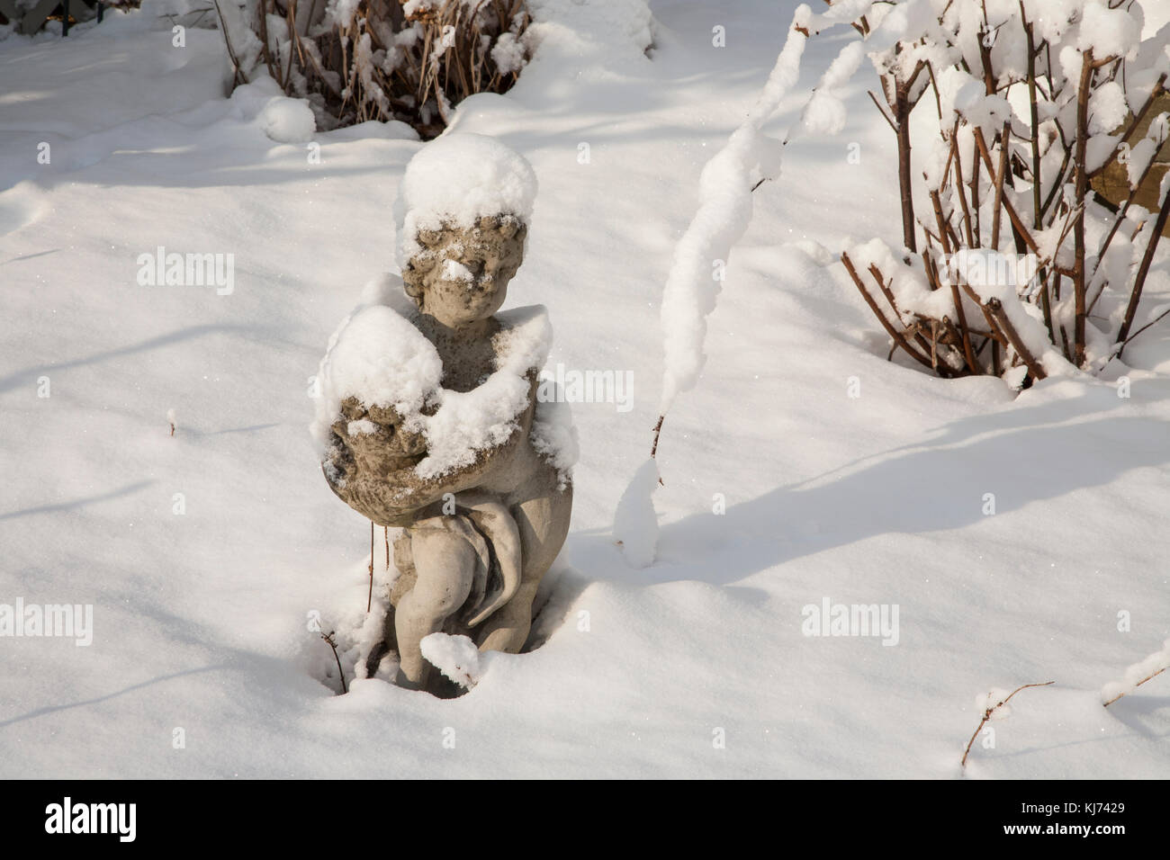 Garden Cherub Statuary im Winterschnee Humor, Monroe Township, New Jersey, USA, Vereinigte Staaten, NJ Schnee Fee Garten Stockfoto