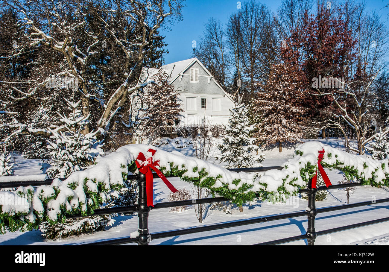 Historische weiße Scheune vintage Weihnachtslandschaft, Cranbury, New Jersey, USA, Schneesturm Farm Winter Zaun Haus Schnee Winter Landschaft Gartenszenen Stockfoto