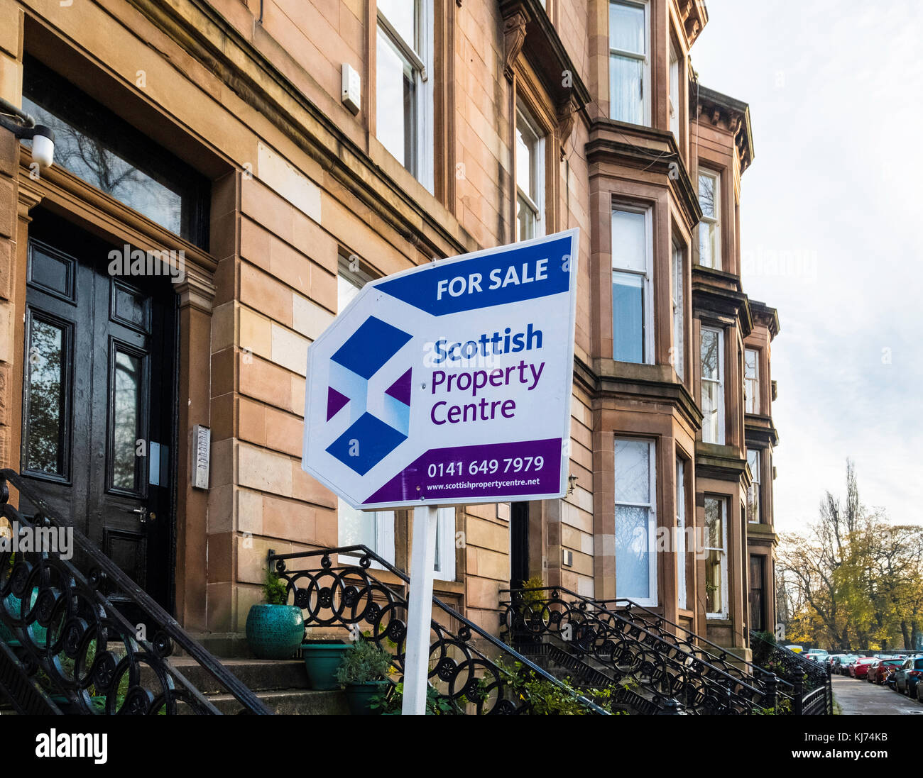 Zum Verkauf Schild am Queens Drive im Queens Park Bezirk von Glasgow, Schottland, Vereinigtes Königreich Stockfoto