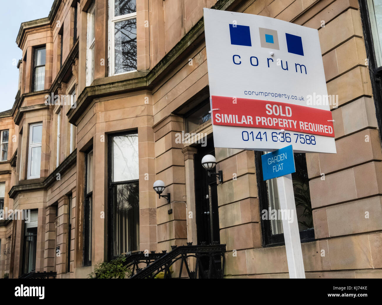 Verkauft sign on Queens Drive in Queens Park District of Glasgow, Scotland, Vereinigtes Königreich Stockfoto