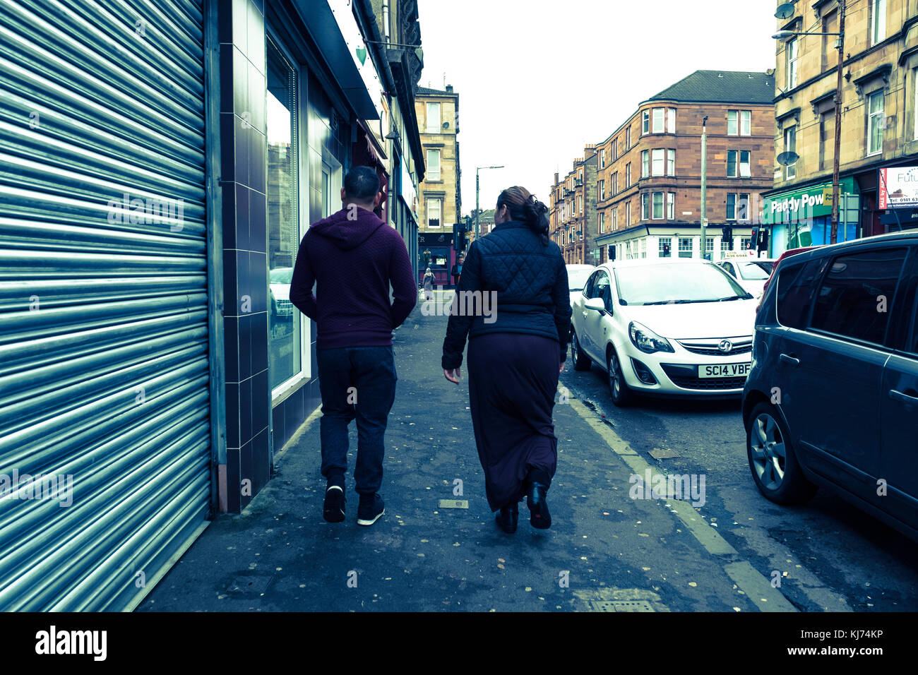 Roma-Paar auf den Straßen von Govanhill in Glasgow, Schottland, Großbritannien Stockfoto