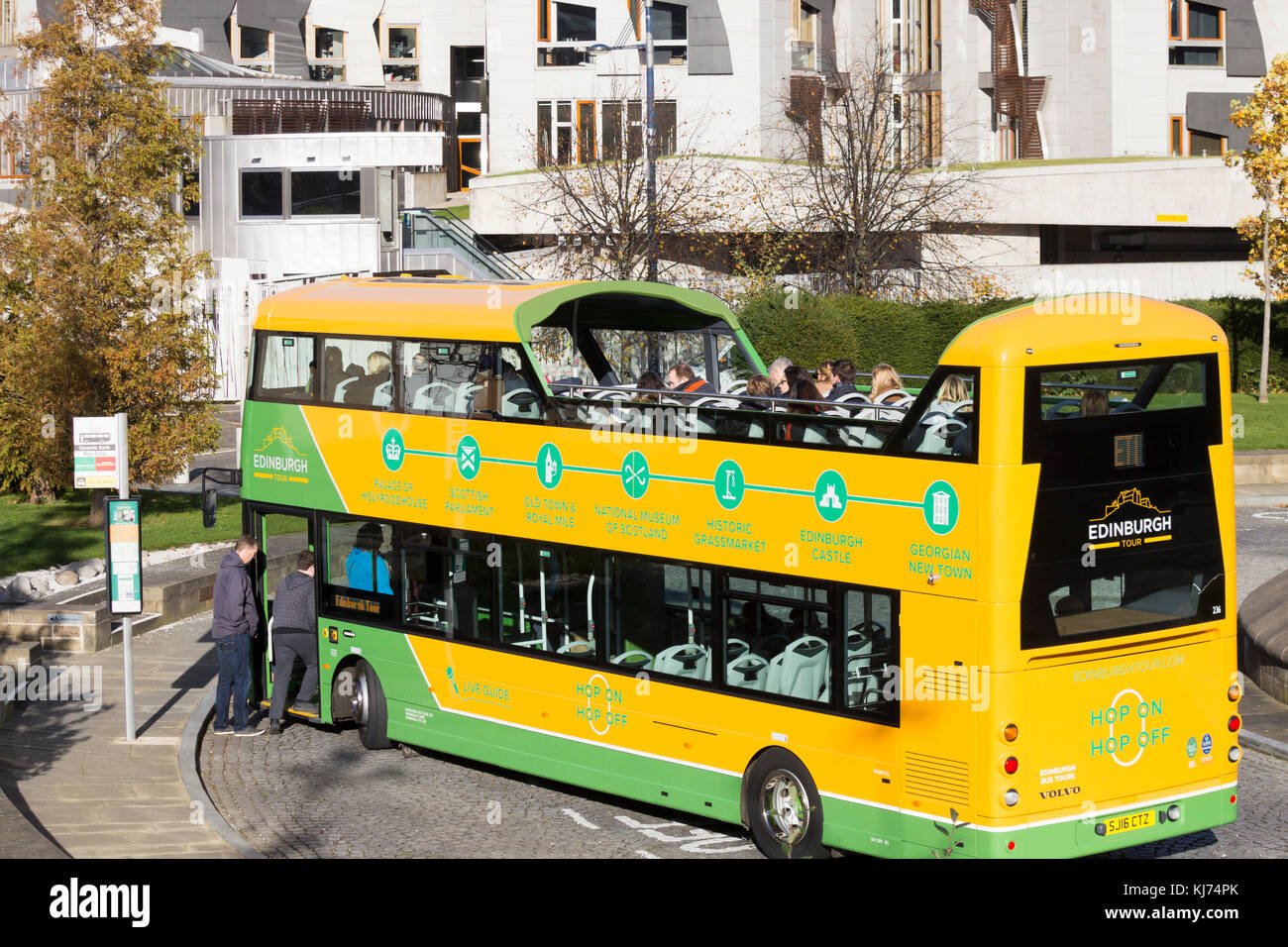 Sightseeing Bus außerhalb des schottischen Parlaments in Edinburgh, Schottland, Großbritannien. Stockfoto