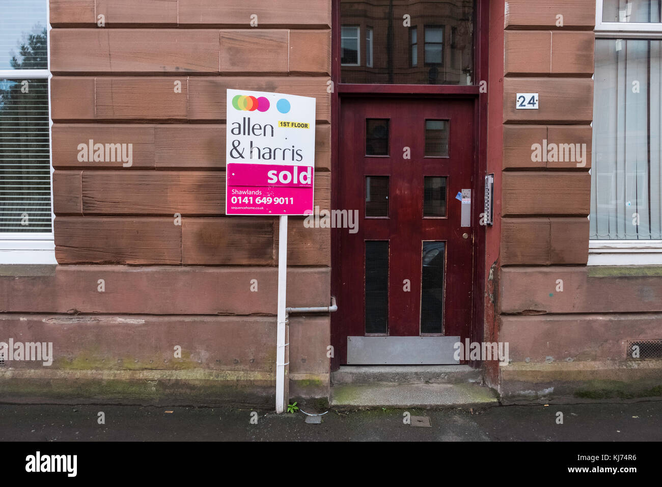Verkauft Schild außerhalb Mietshaus in Govanhill Bezirk von Glasgow, Schottland, Vereinigtes Königreich Stockfoto