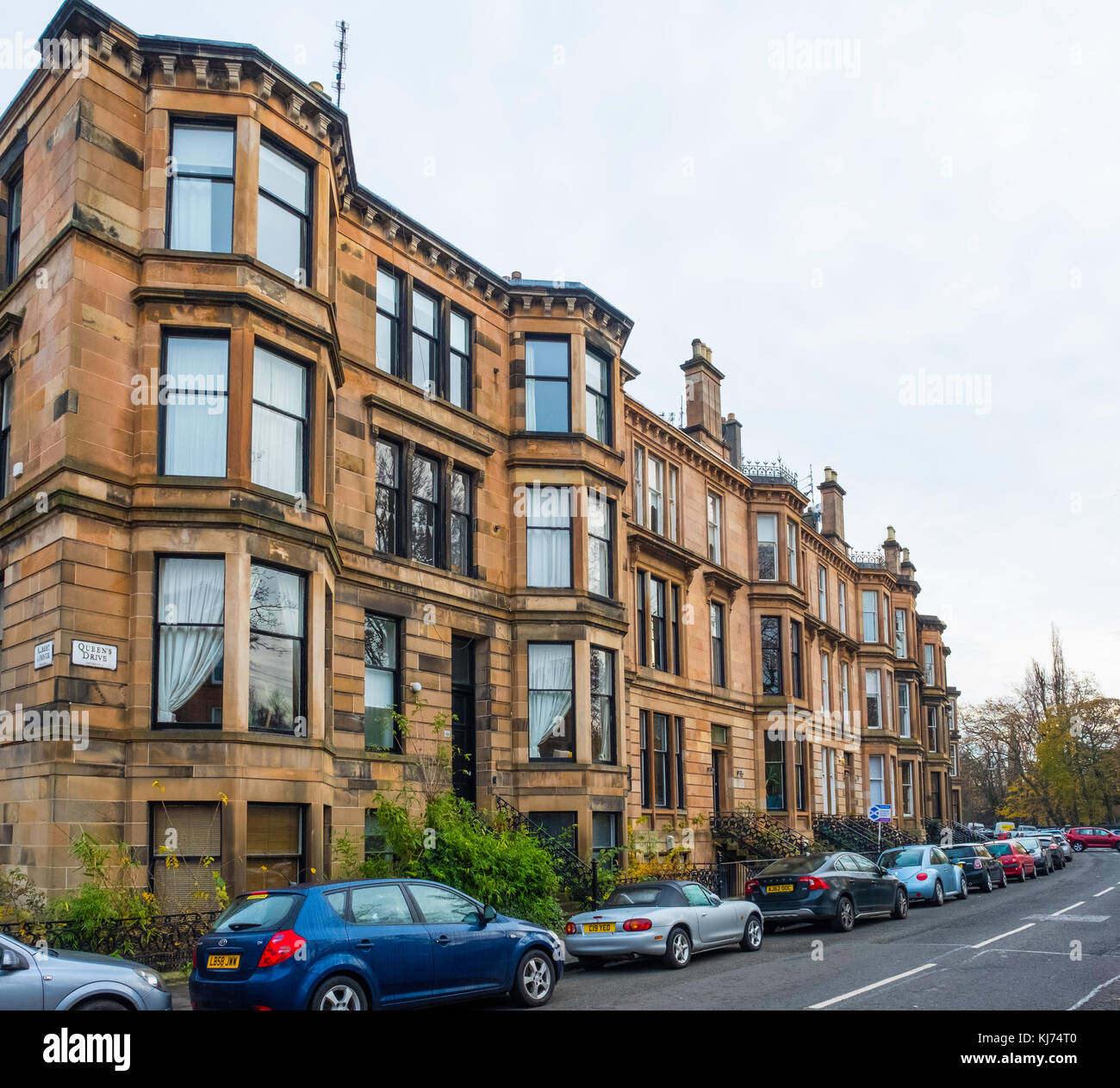 Wunderschöne Apartmentgebäude am Queens Drive im Queens Park-Viertel von Glasgow, Schottland, Großbritannien Stockfoto
