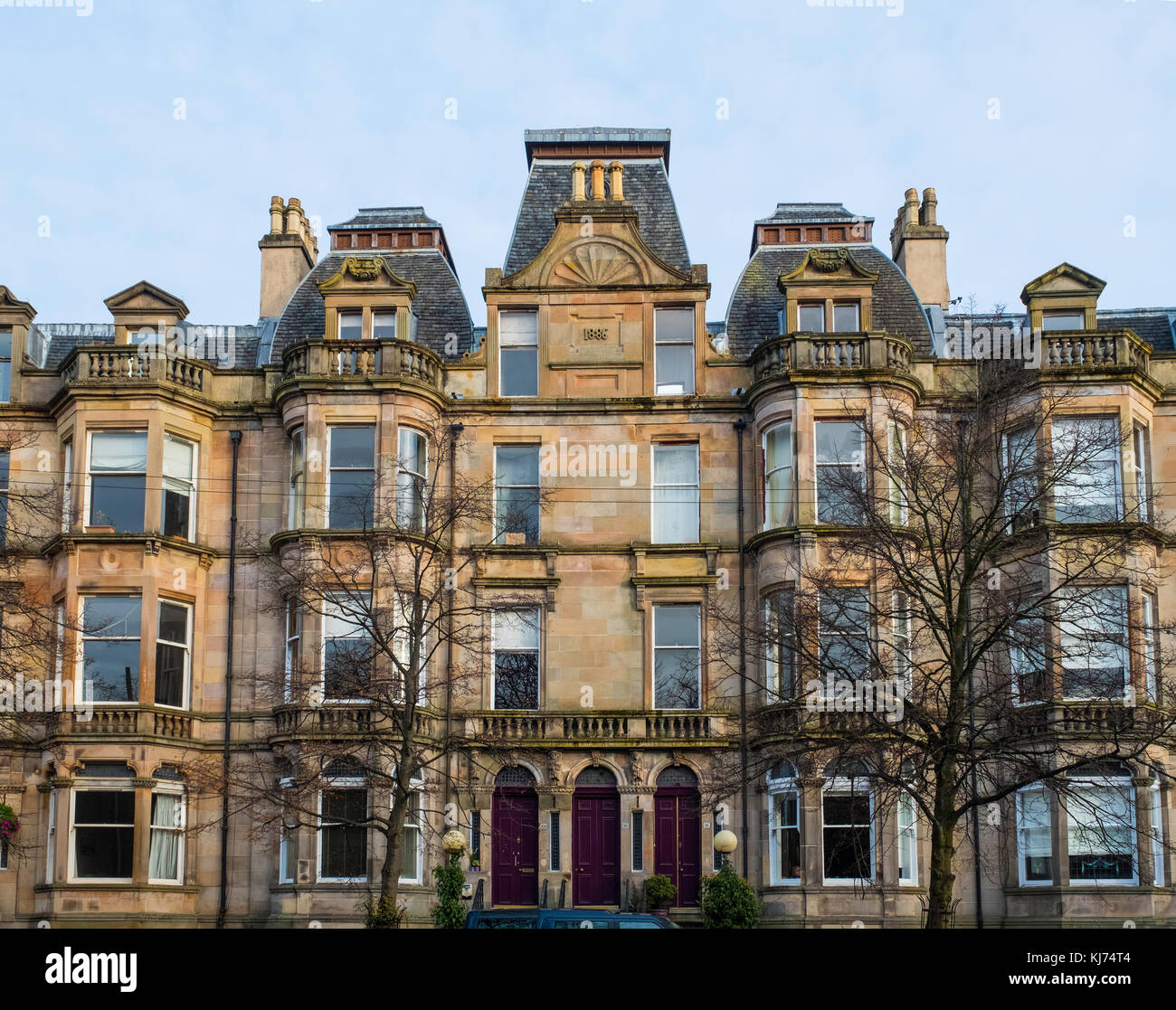 Wunderschöne Apartmentgebäude am Queens Drive im Queens Park-Viertel von Glasgow, Schottland, Großbritannien Stockfoto