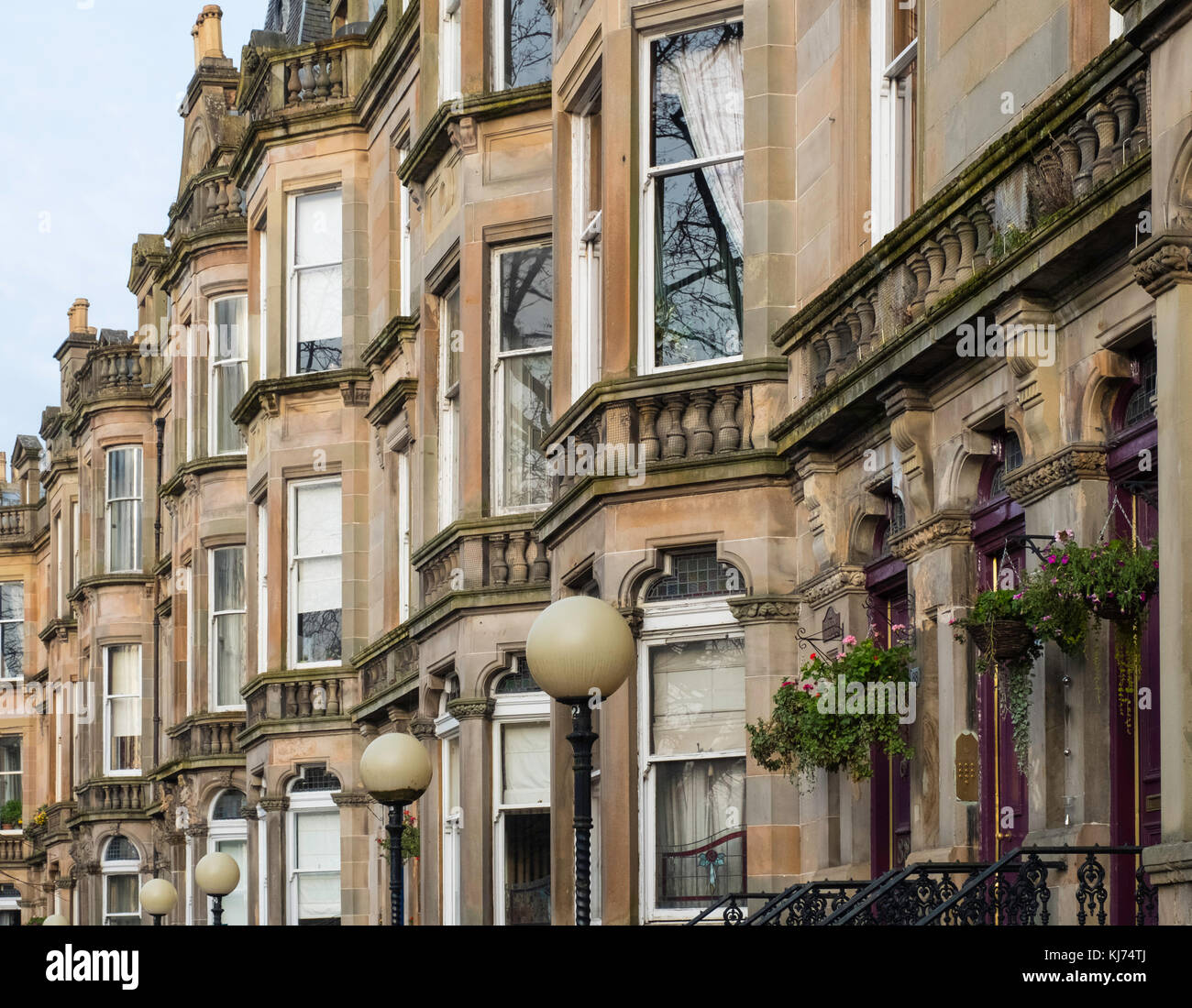 Wunderschöne Apartmentgebäude am Queens Drive im Queens Park-Viertel von Glasgow, Schottland, Großbritannien Stockfoto