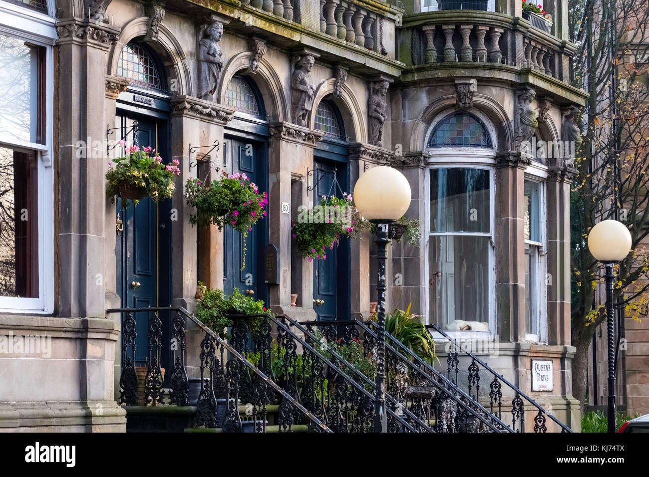 Wunderschöne Apartmentgebäude am Queens Drive im Queens Park-Viertel von Glasgow, Schottland, Großbritannien Stockfoto