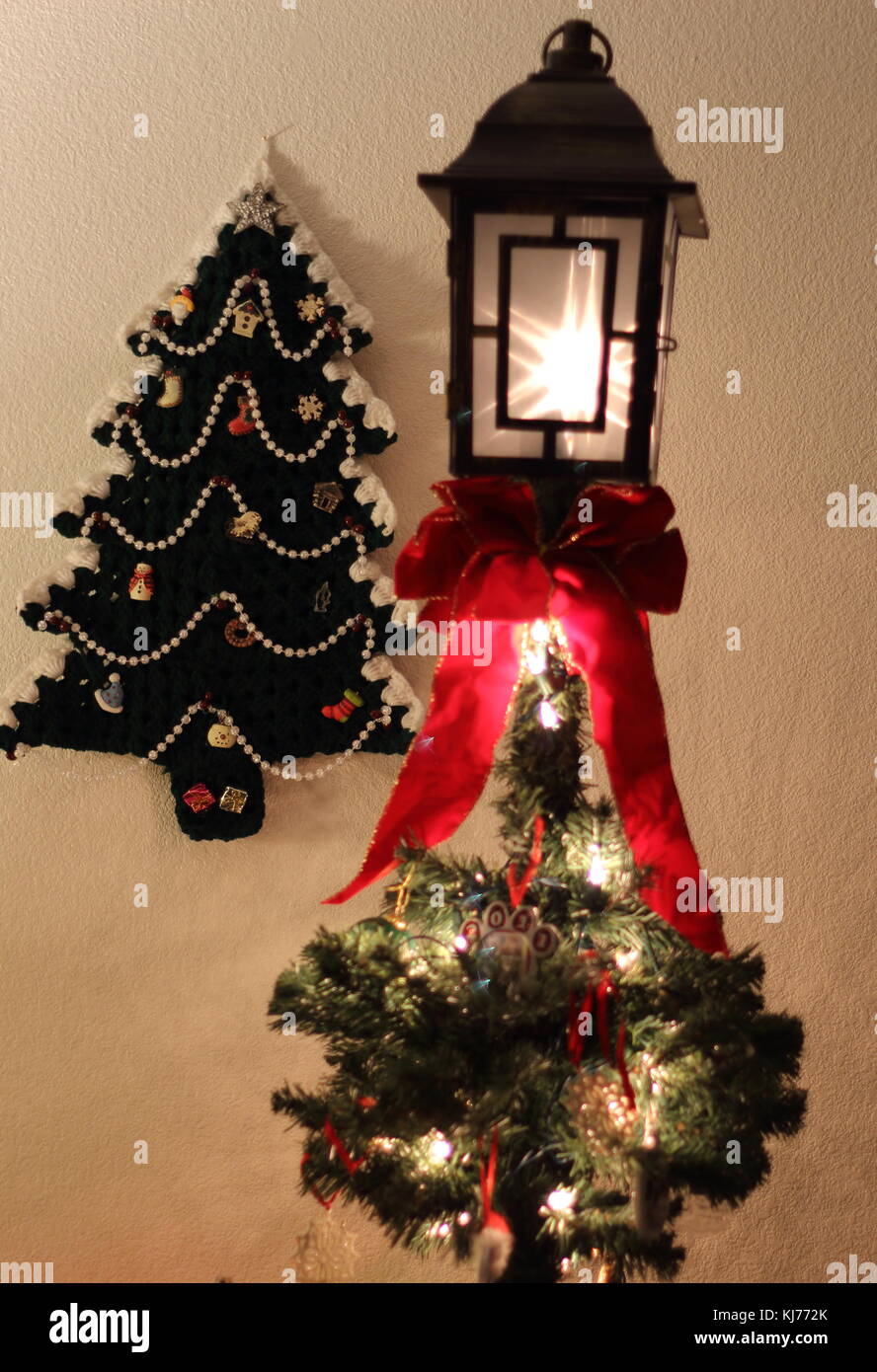 Weihnachtsbaum und Lamp Post Stockfoto