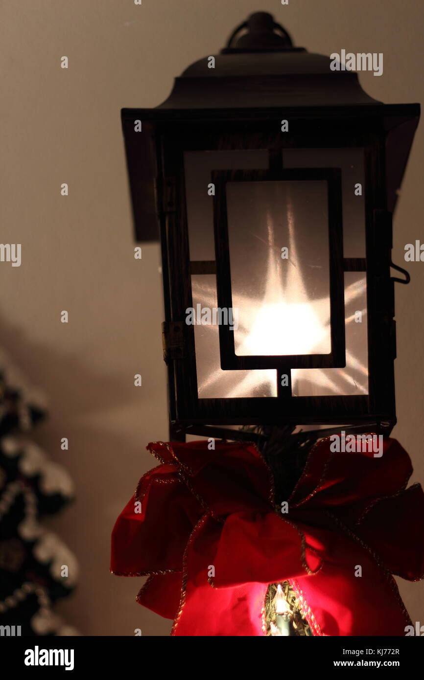 Weihnachtsbaum und Lamp Post Stockfoto
