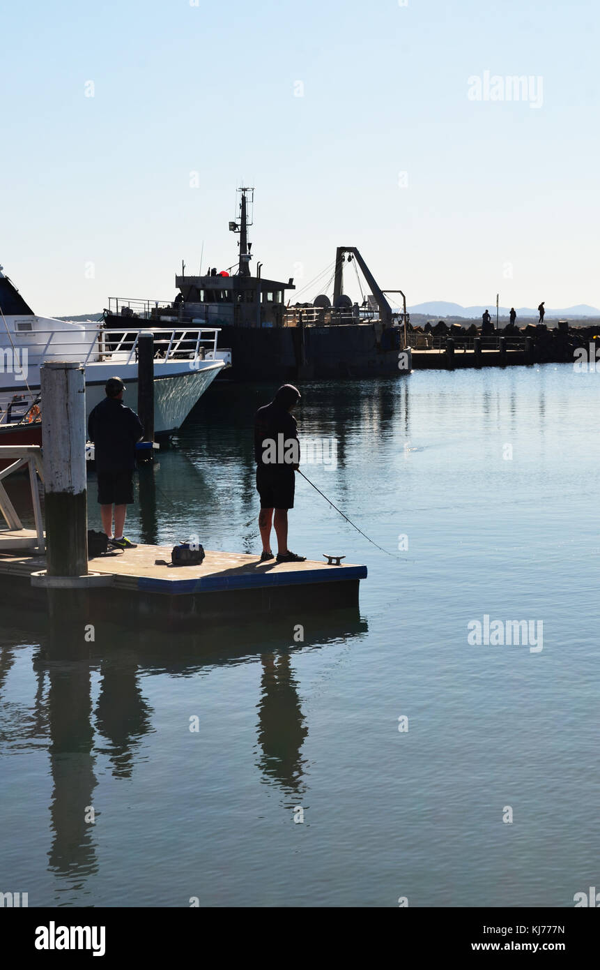 Nelson Bay nsw Australien, Leute Angeln vom Dock in der Marina in Nelson Bay nsw Australien Stockfoto