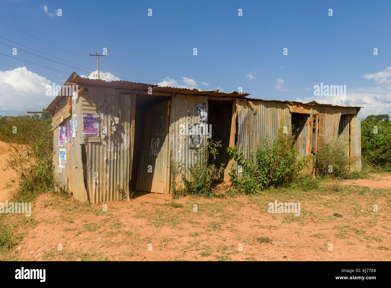 . Eine Linie von kleinen verlassenen Hütten aus Wellblech, Kenia, Ostafrika Stockfoto