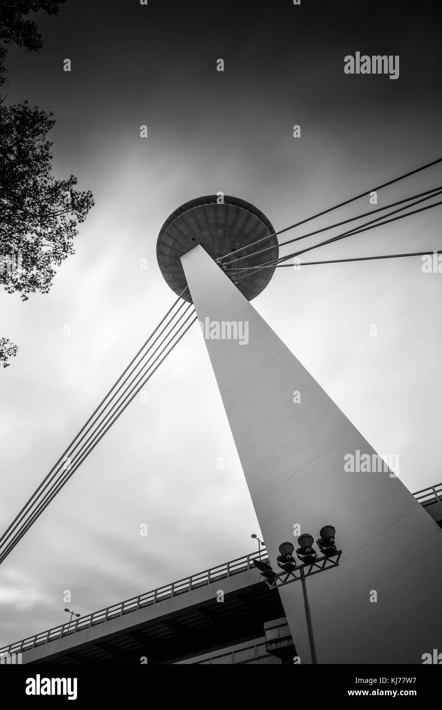 SNP Neue Brücke über den Fluss Danude in Bratislava, der Hauptstadt der Slowakei. Die Schwarz-Weiß-Fotografie Stockfoto