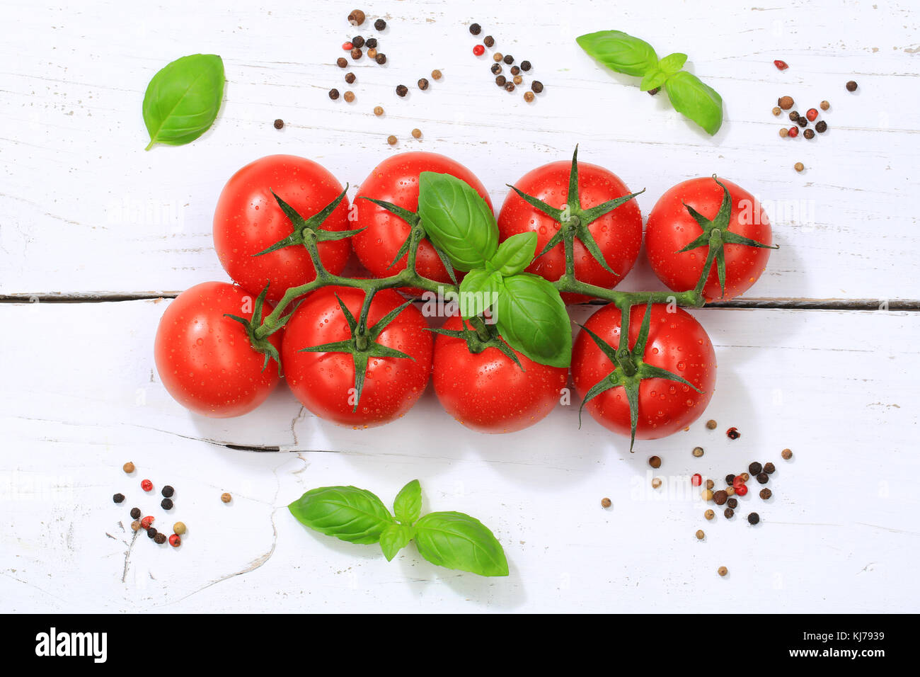 Tomaten Tomaten rot pflanzliche Nahrung Draufsicht Basilikum Stockfoto