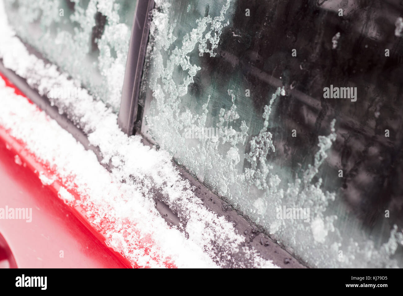 Auto auf der Straße von dem Eisregen abgedeckt. Stockfoto