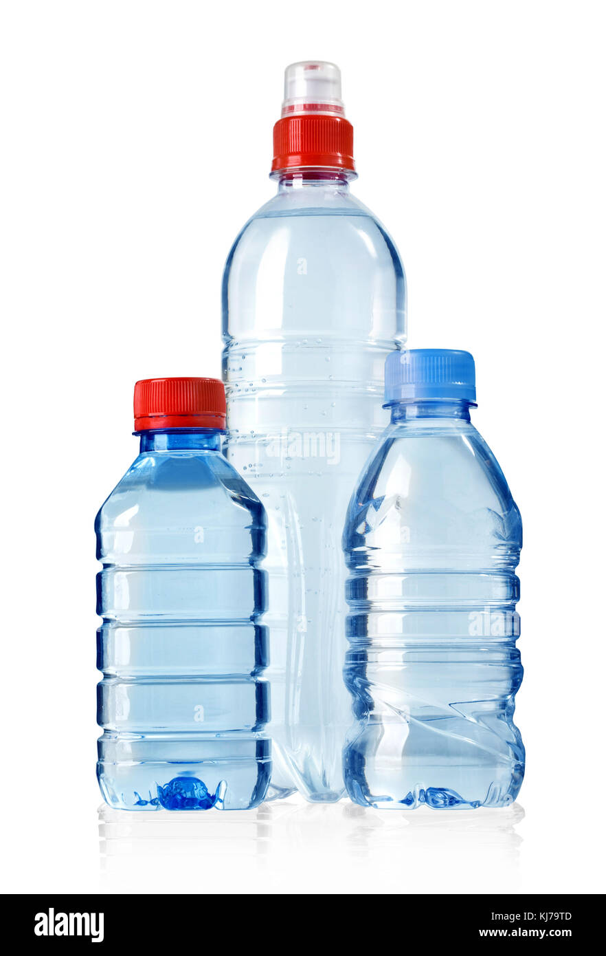 Wasser in Flaschen auf den Weißen mit Freistellungspfad isoliert Stockfoto