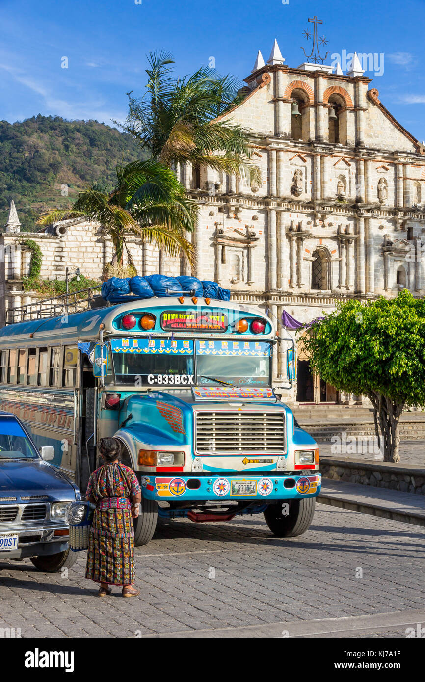 Huhnenbus hält an der Kathedrale oder am Panajachel in Guatemala Stockfoto