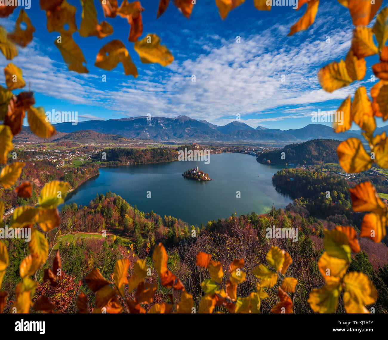 Bled, Slowenien - Blick auf die Skyline des Bleder Sees, vom Aussichtspunkt Ojstrica mit berühmter Wallfahrtskirche Mariä Himmelfahrt, Tradition Stockfoto