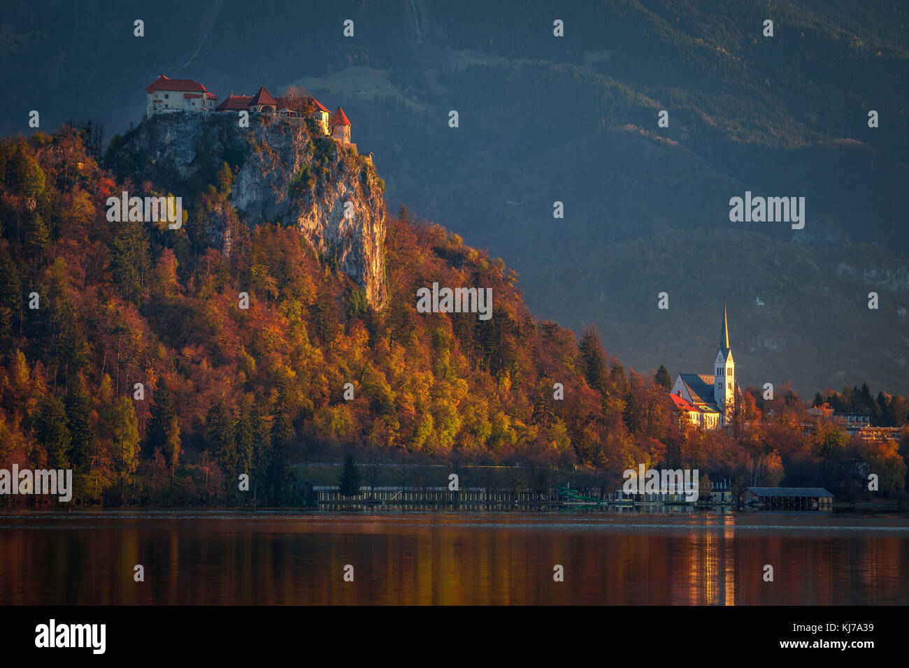 Bled, Slowenien - Schöner Herbstaufgang am Bleder See mit Schloss und Kirche von Bled und Julischen Alpen im Hintergrund Stockfoto
