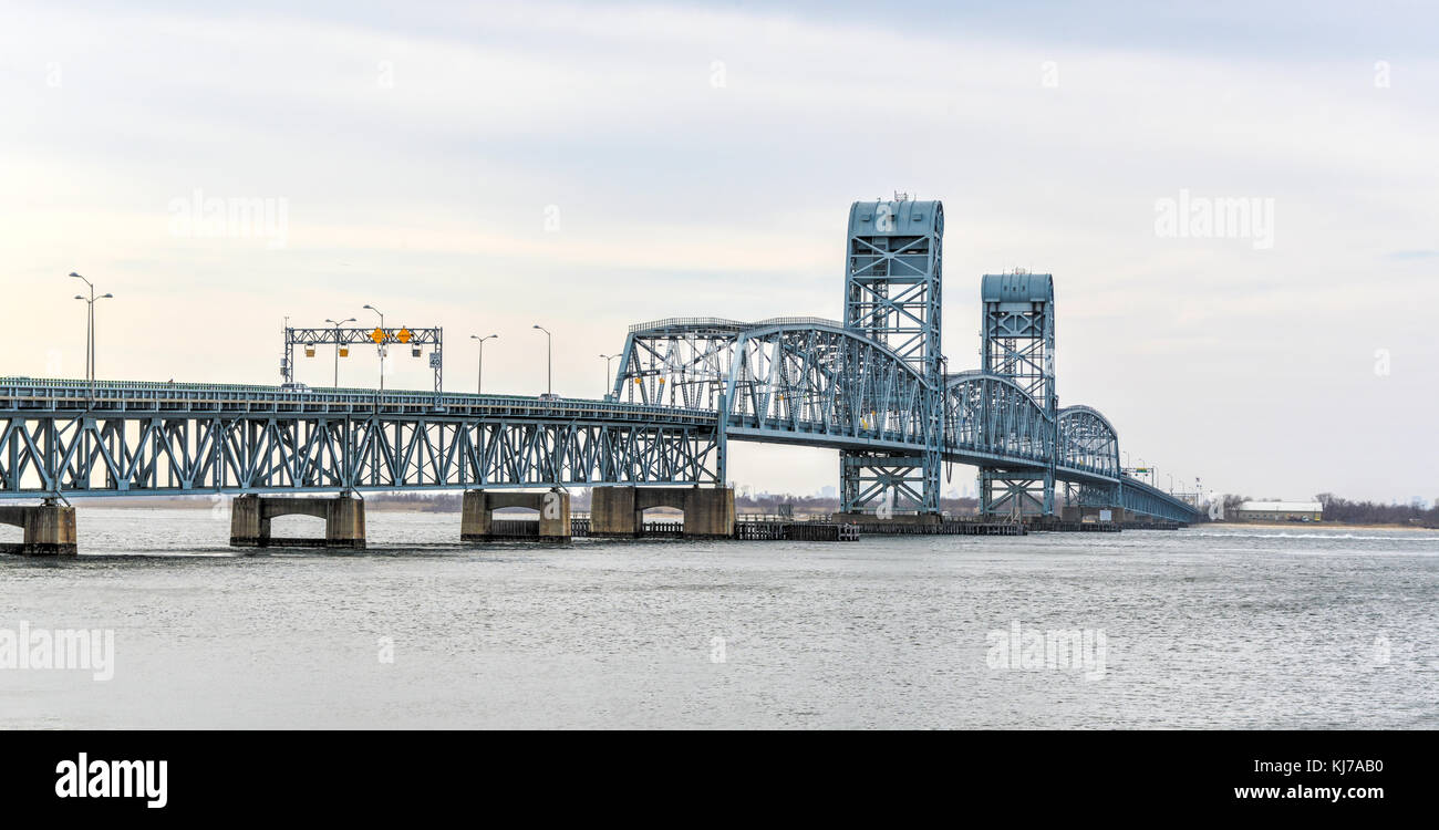 Marine Parkway - Gil Hodges Memorial Bridge von rockaway gesehen, Queens. gebaut und von der Marine parkway Behörde eröffnet in 1937, es war das längste Stockfoto