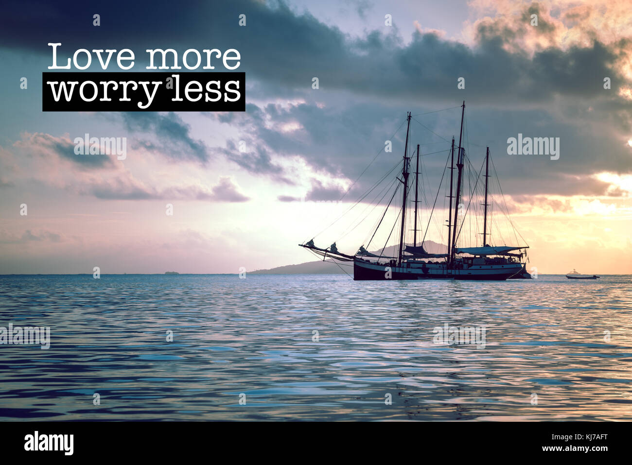 Inspirational motivation Zitat mit dem Satz "Liebe mehr weniger Sorgen", wunderschönen Blue Marine Yacht Hintergrund Stockfoto