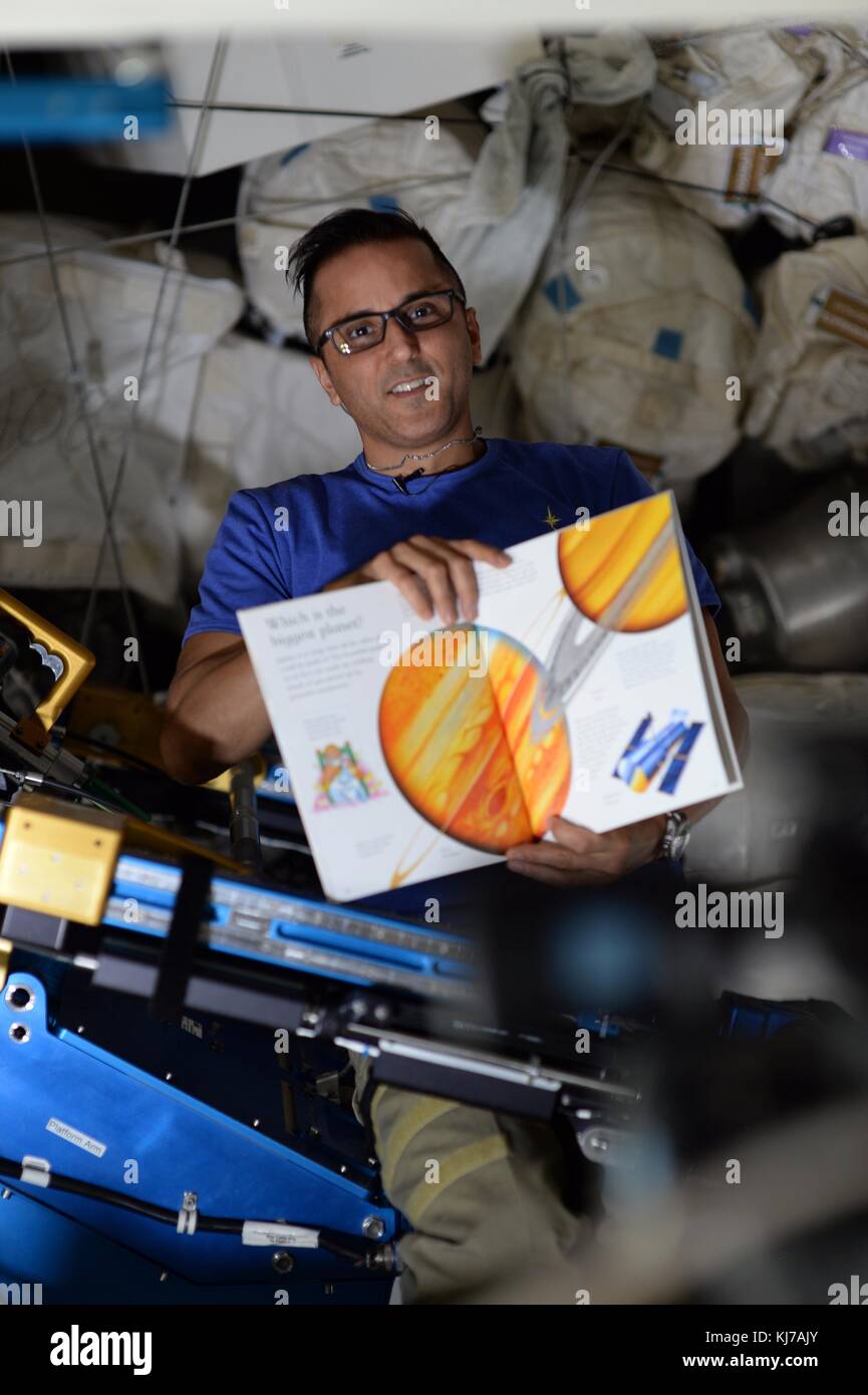 Expedition 53 der US-amerikanische Astronaut Joe Acaba liest ein Buch für Studenten von Bord der Internationalen Raumstation zur Lagerung am 20. November 2017 in der Erdumlaufbahn. Stockfoto