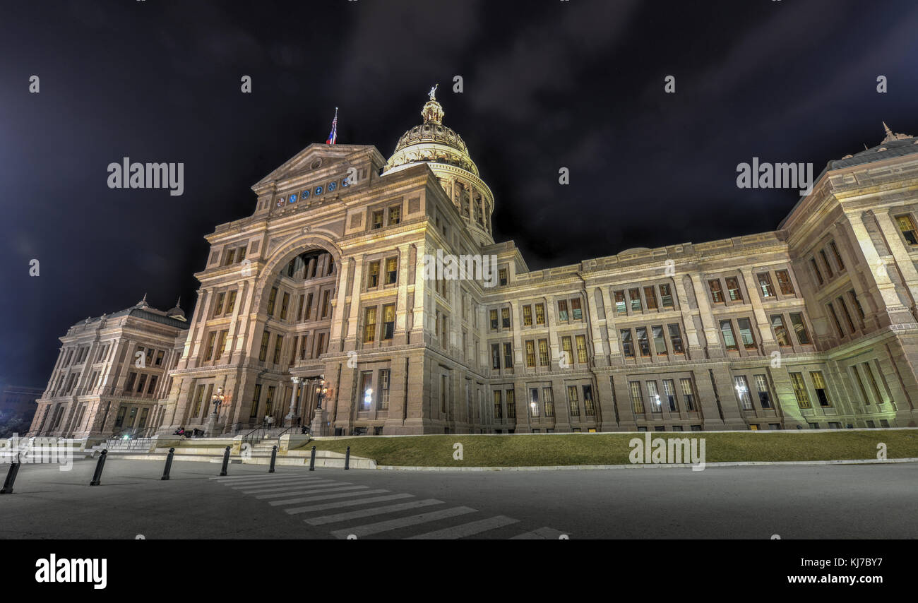 Das Texas State Capitol Building in Downtown Austin bei Nacht. In 1882-1888 der unterscheidenden Sonnenuntergang rot Granit gebaut. Stockfoto