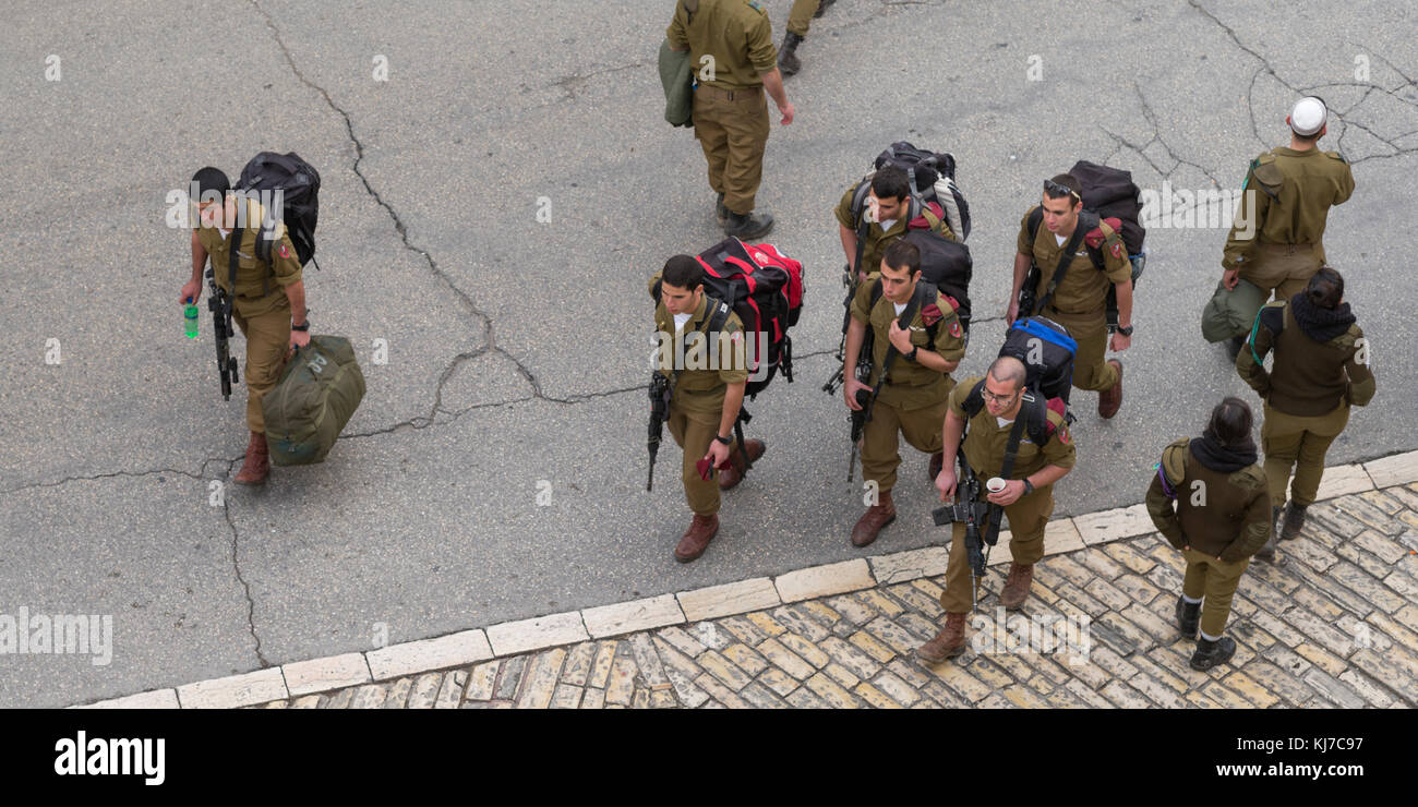 Hohe Betrachtungswinkel von Soldaten der israelischen Streitkräfte sind auf der Straße, Jerusalem, Israel Stockfoto