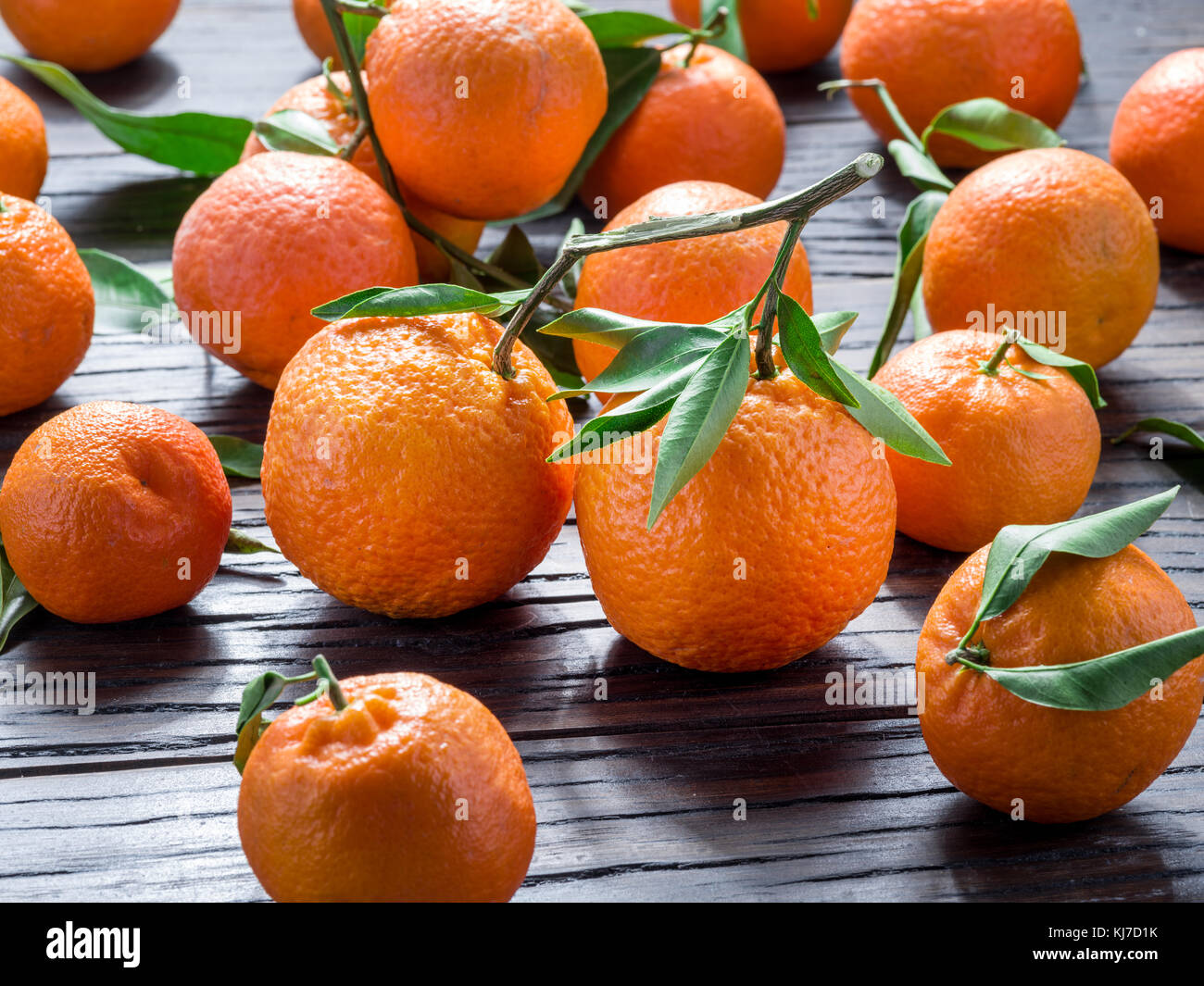 Reifen Mandarinen auf hölzernen Tisch. Stockfoto