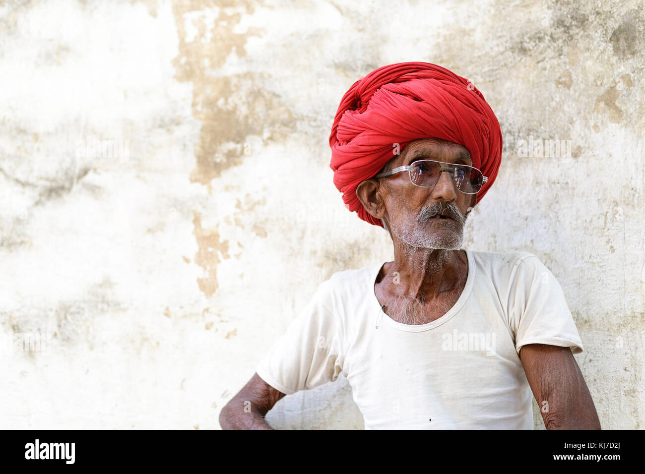 Porträt einer Rabari Mann in weißer Kleidung und roten Turban gekleidet, Rjasthan, Indien. Stockfoto