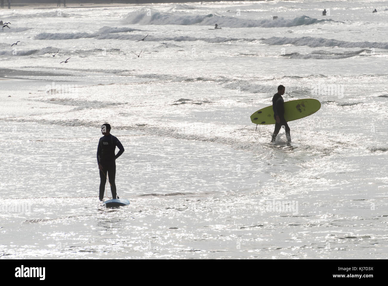 Touristen paddleboarding im Meer, Tel Aviv - yafo, Tel Aviv, Israel Stockfoto