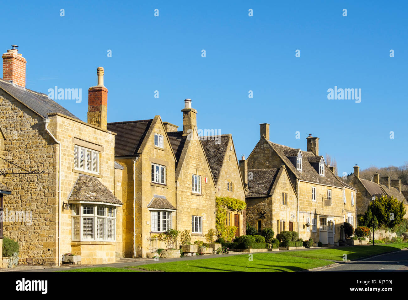 Traditionelle englische Cotswold Kalkstein Cottages in ziemlich fundamentale Cotswolds Dorf. Broadway, Worcestershire, Cotswolds, England, Großbritannien, Großbritannien Stockfoto