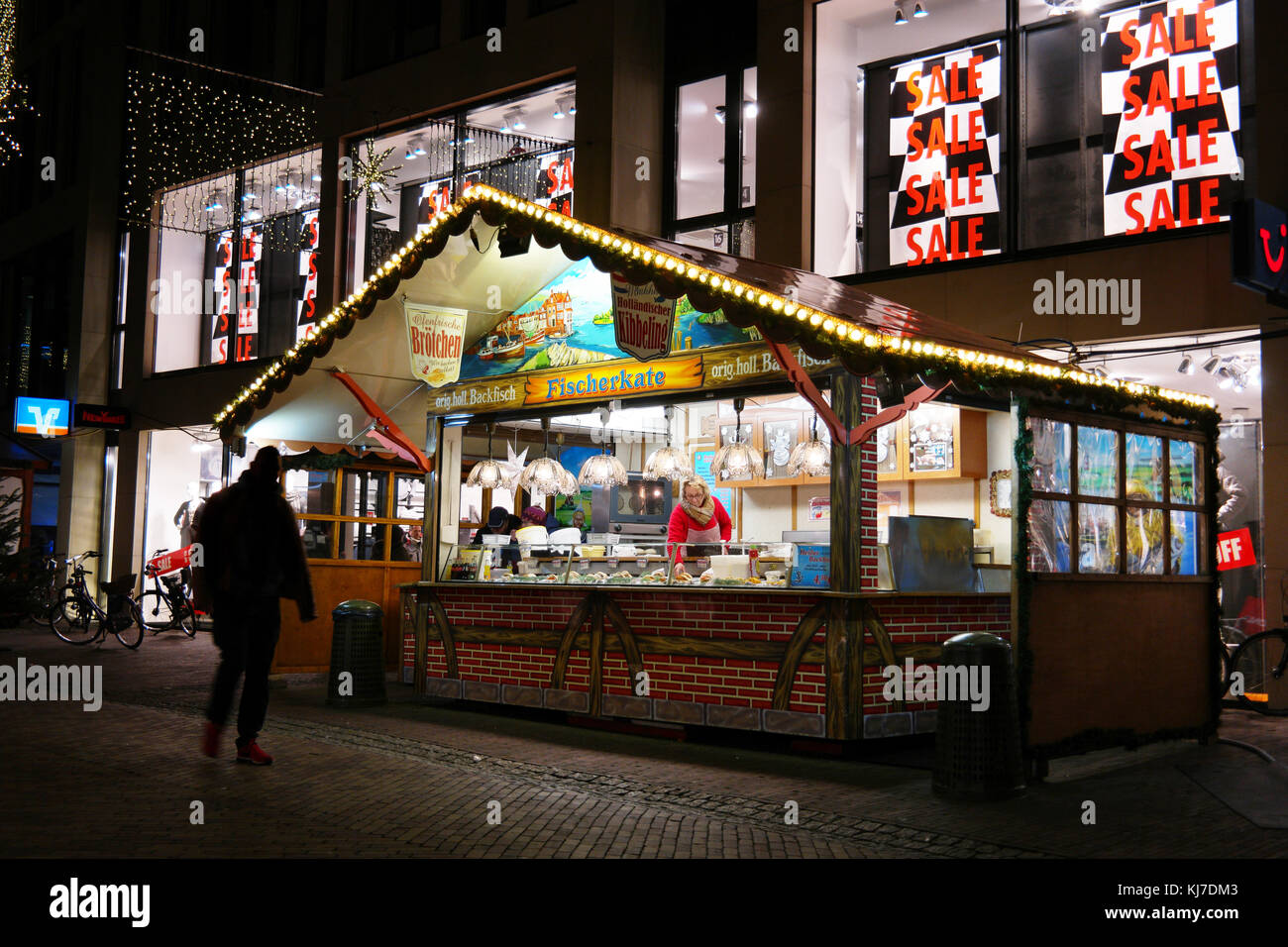 Weihnachtsmarkt vor dem ein Modegeschäft Abschaltdruck Stockfoto