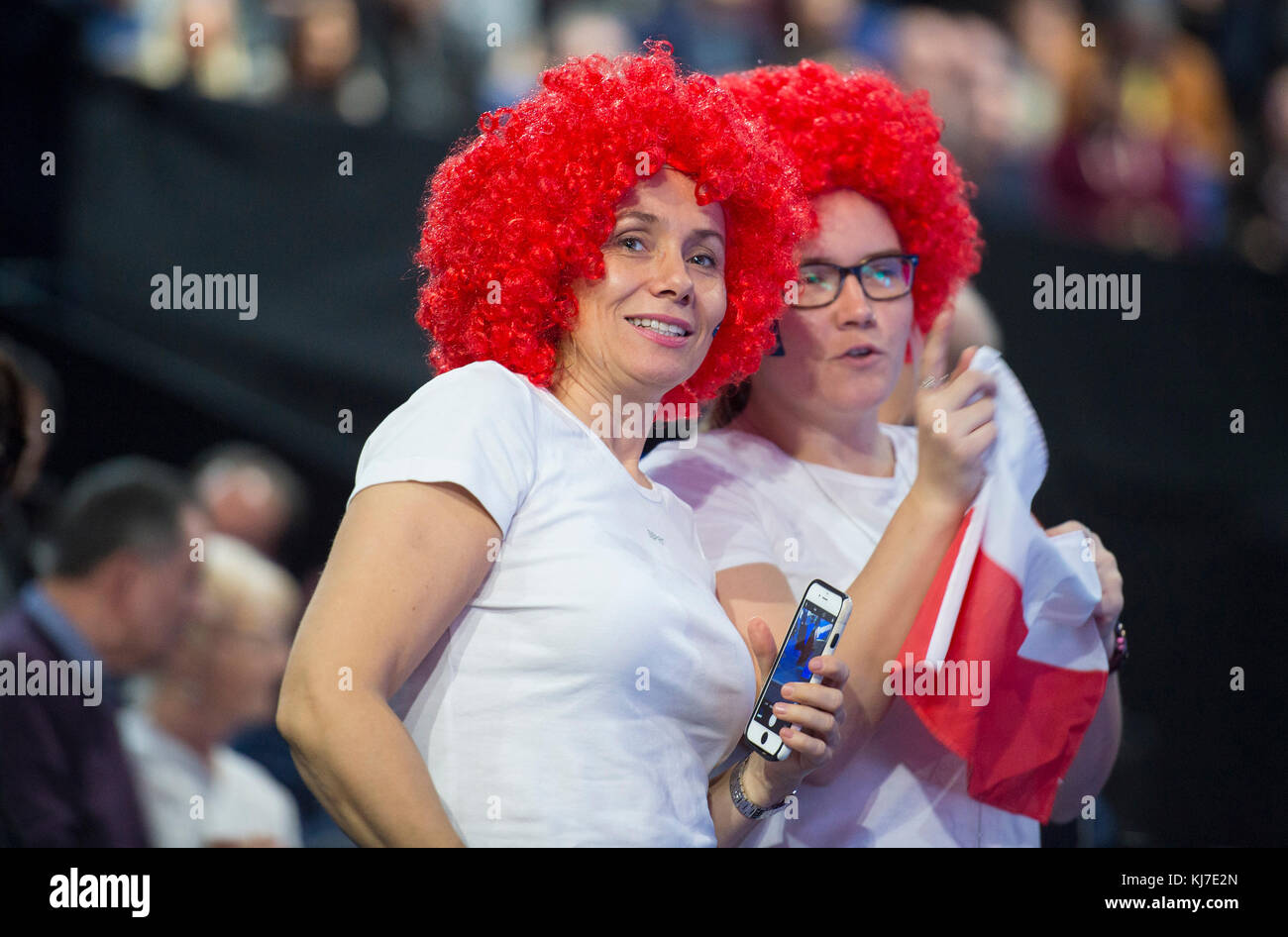 19. November 2017. 2 Damen Lukasz Kubot Fans beobachten das Nitto ATP Tennis Finale in polnischen Nationalfarben bei der O2. Kredit: Malcolm Park/Alamy Stockfoto