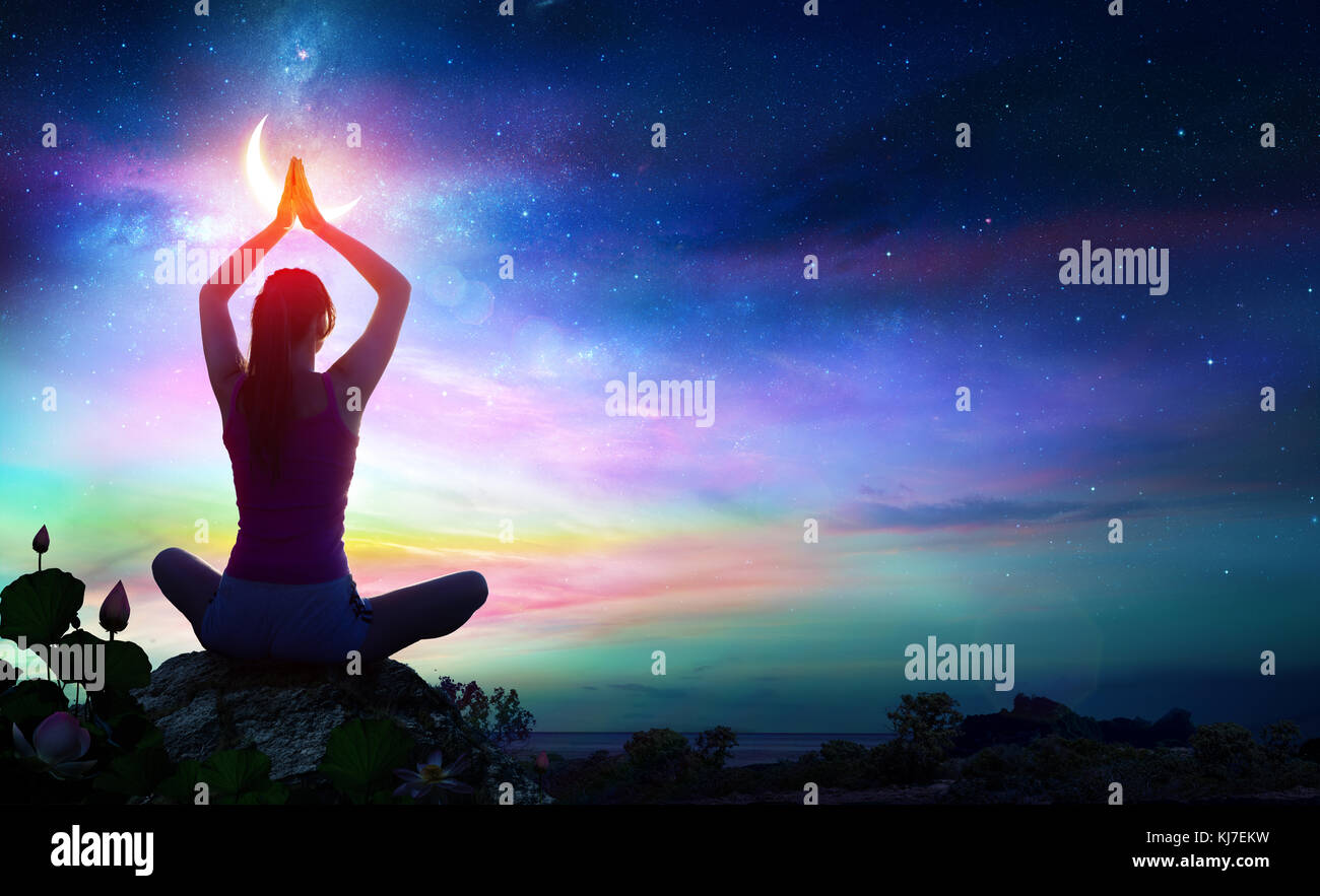 Frau Yoga mit Lotus Blumen und Chakra Farbverläufe - spiritueller Kontemplation Stockfoto