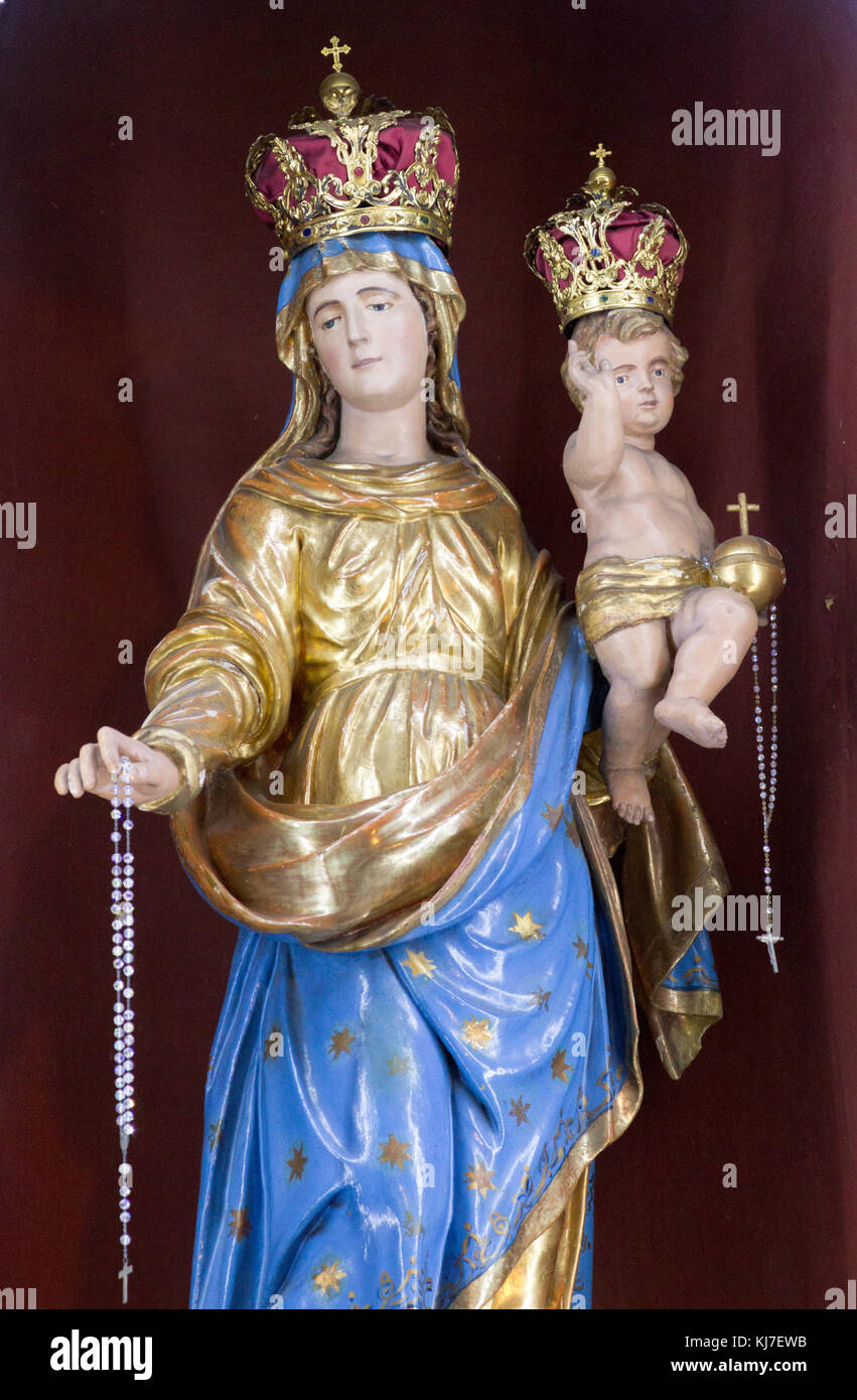 Statue der Jungfrau Maria, der Königin Holding Baby Jesus Christus. San Vittore Martire Kirche (Kirche von Saint Victor Maurus - das Moor - der Märtyrer - Kirche Stockfoto
