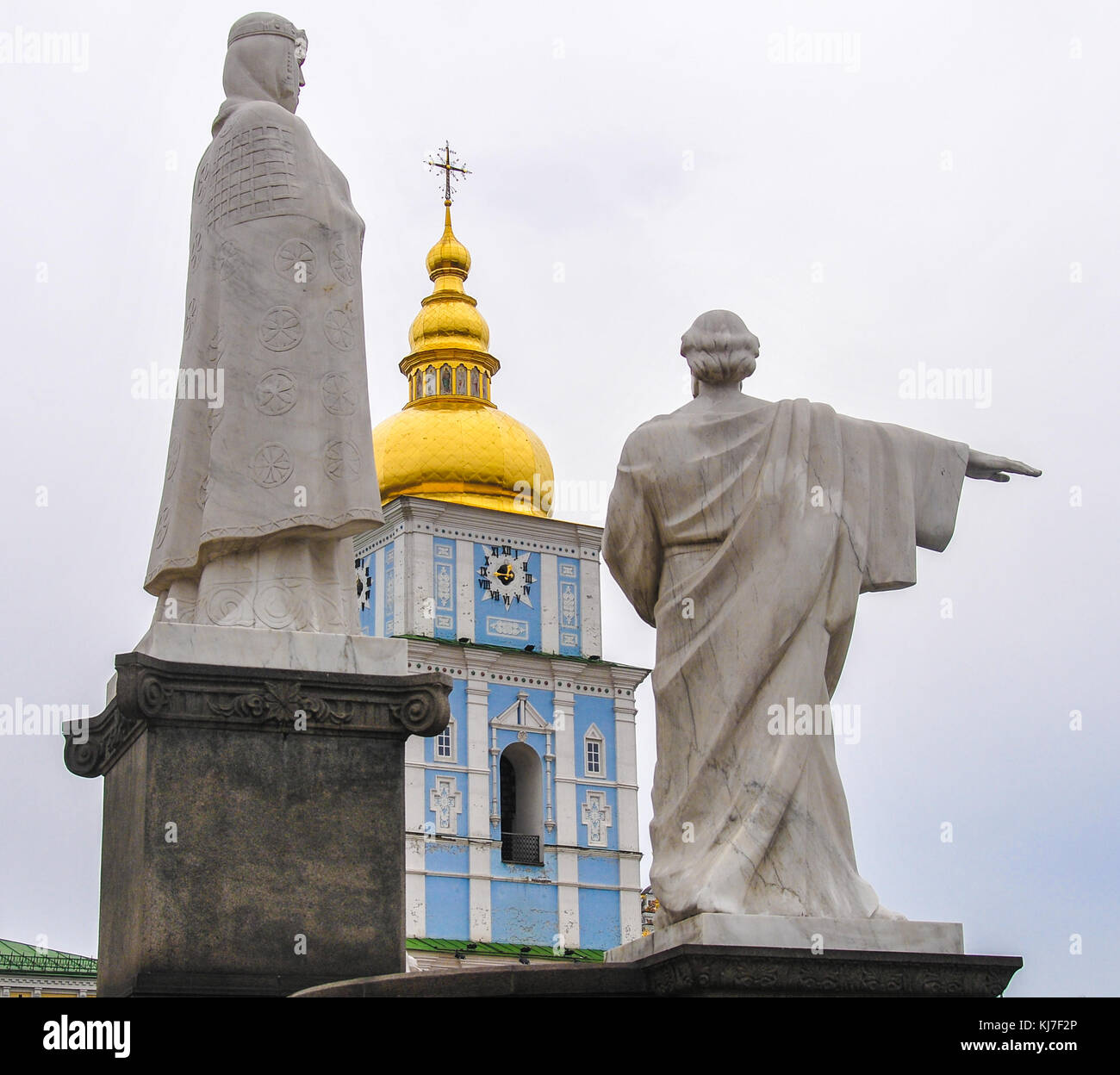 Denkmal für Prinzessin Olga, St. Andreas der erste genannte Apostel und Kyrill und Methodius auf Michajlowskaja Platz in Kiew Ukraine. Stockfoto