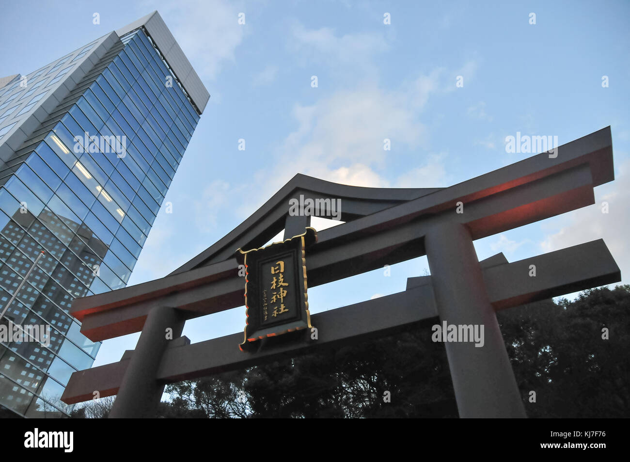 Eingang des hie-jinja Schrein. Die hie Schrein ist ein Shinto Schrein in nagatacho, Chiyoda, Tokio, Japan. Nebeneinander mit einem modernen Wolkenkratzer hinter i Stockfoto