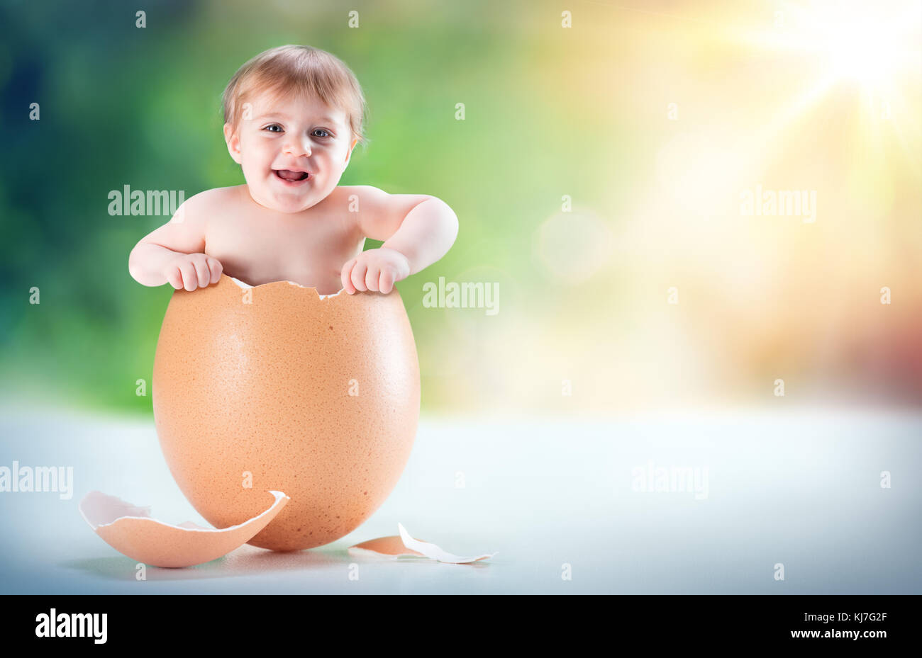Lustige Baby Erscheinen in einem Ei Stockfoto