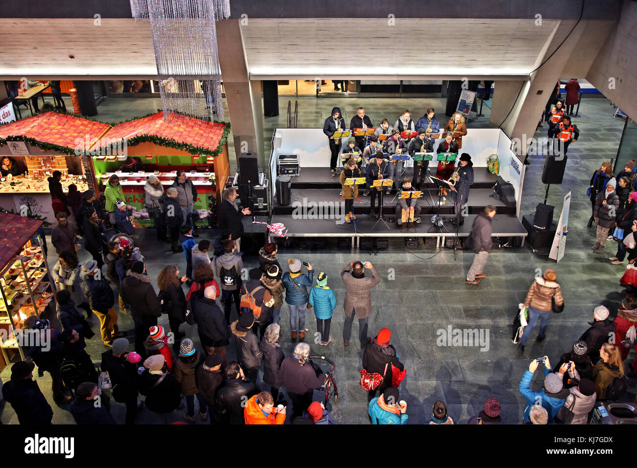 Konzert mit Weihnachtsliedern auf dem Weihnachtsmarkt im Hauptbahnhof Luzern (Bahnhof Luzern), Schweiz. Stockfoto