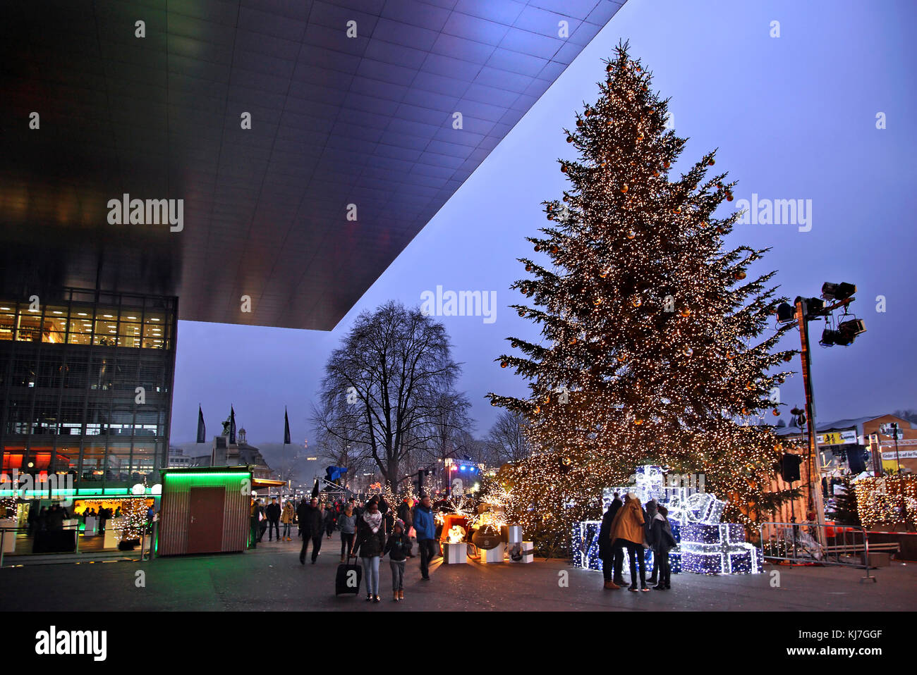 Der Weihnachtsbaum auf dem Weihnachtsmarkt vor dem KKL (Kultur- und Kongresszentrum Luzern - Architekt: Jean Nouvel), Luzern, Schweiz Stockfoto