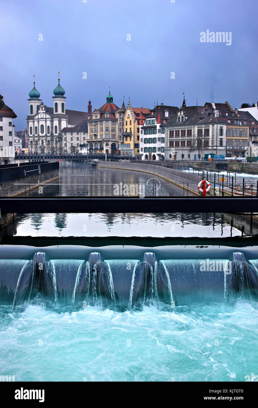 Die Nadelwehr, eine Art Kanal, der zur Regulierung des Niveaus von Reuss und Luzerner See benutzt wurde, nahe der Spreuer Brücke, Luzerner Stadt, Schweiz. Stockfoto