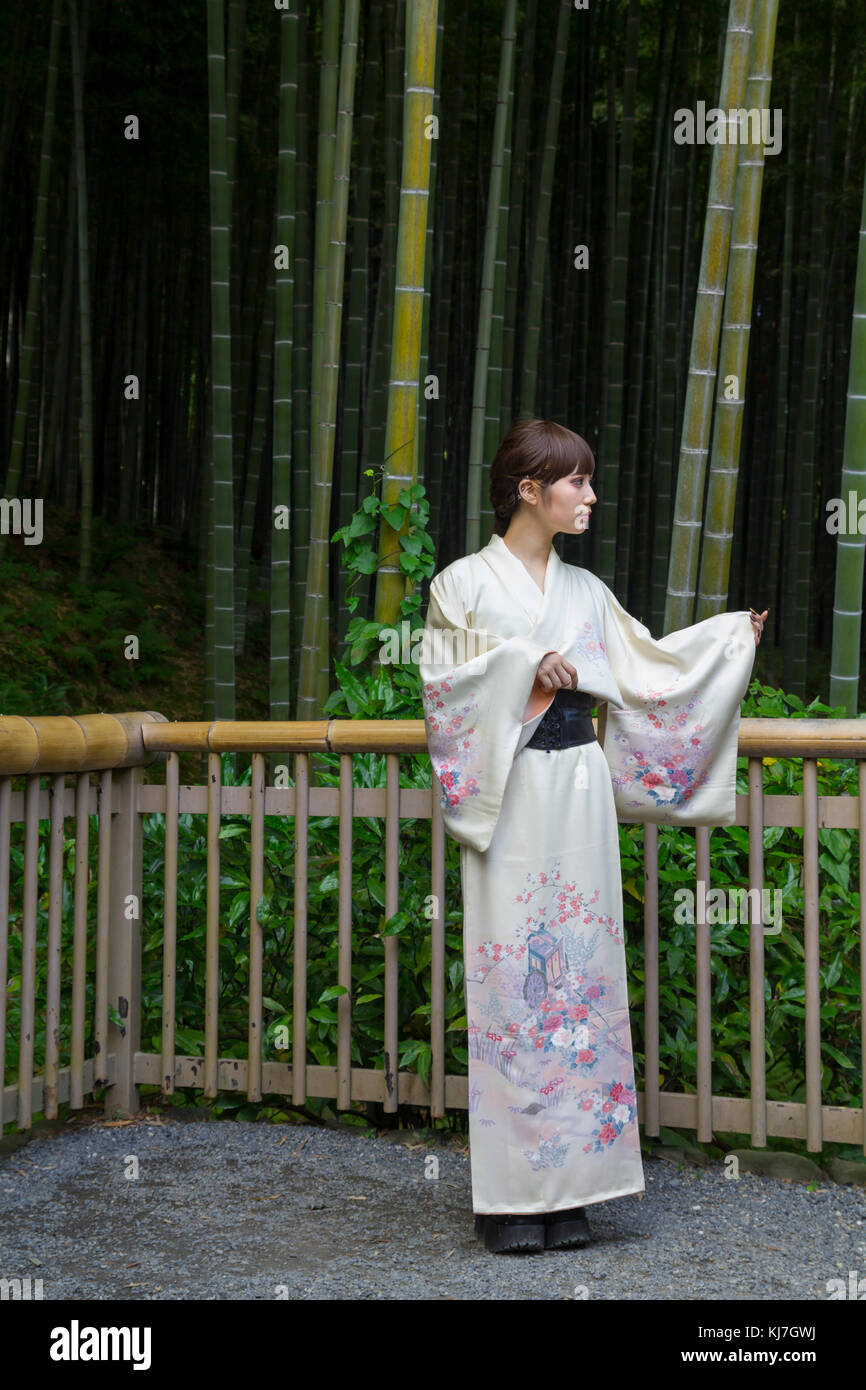 Japanische junge Frau im Kimono, vor einem Bambuswald in Kyoto, Japan Stockfoto