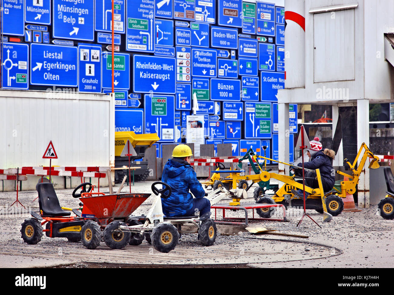 Kinder, die in einer "Baustelle" im Verkehrshaus der Schweiz (Verkehrshaus  der Schweiz) in Luzern, Schweiz Stockfotografie - Alamy