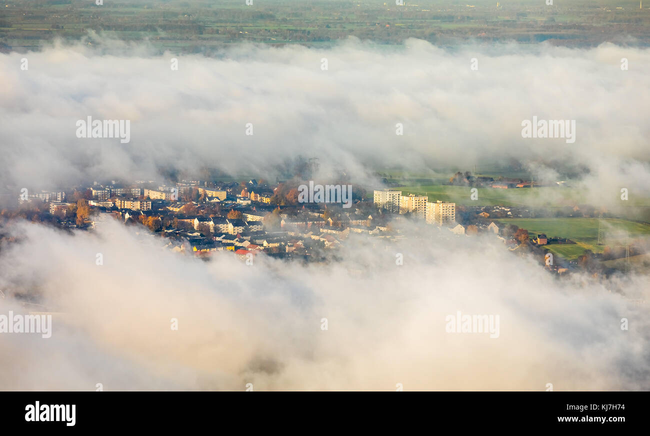 Blick durch die Wolken auf Heessen Dasbeck, Wolkenkratzer Veistraße, Anemonenweg, Morgennebel, Hamm, Ruhrgebiet, Nordrhein-Westfalen, Deutschland, Europa, Stockfoto