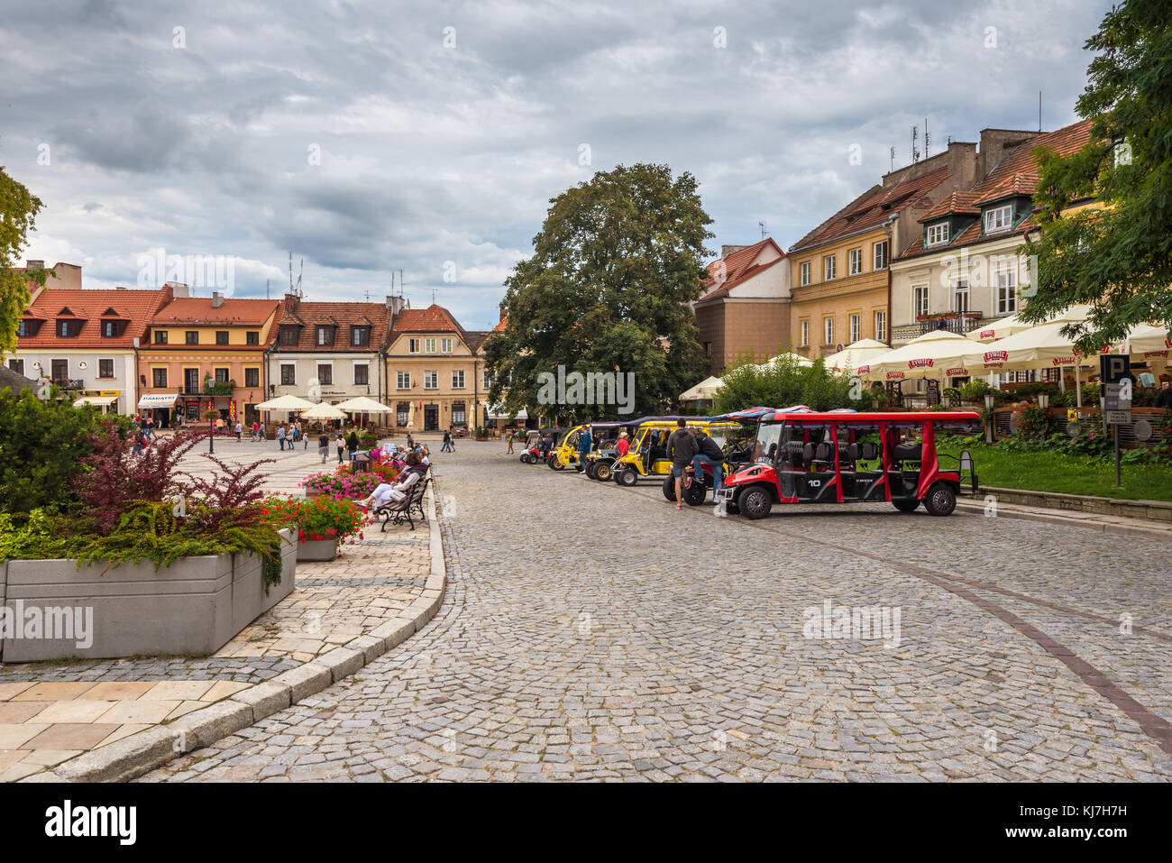 Sandomierz, Polen - 11 August, 2016: Mini Tour Busse geparkt auf dem Platz in der Altstadt von Sandomierz. Polen, Europa. Stockfoto