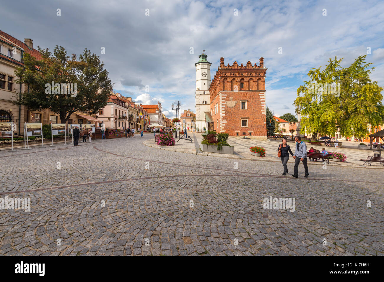 Sandomierz, Polen - 11 August, 2016: Touristen besuchen Hauptplatz in Sandomierz, sehr beliebte Touristenattraktion in Polen. Europa. Stockfoto