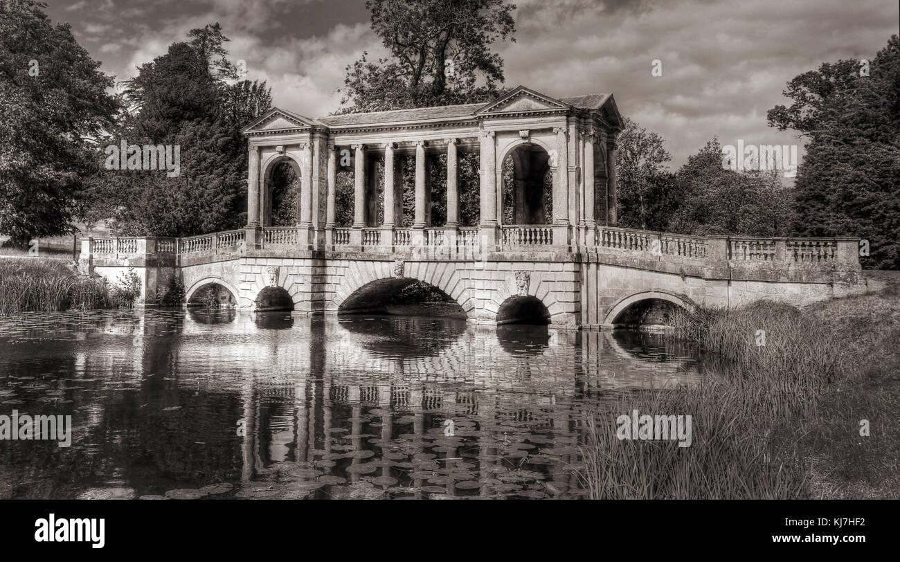 Die Palladianische Brücke bei Stowe Gardens, Buckinghamshire. Stockfoto