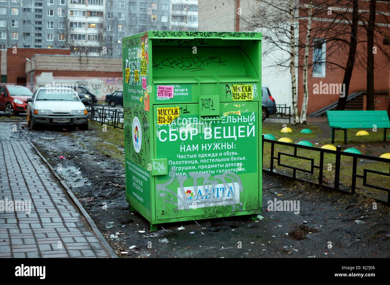 30.12.2016. Russland. saint-petersburg. in dieser Schublade Kleidung sammeln, den Armen zu helfen. Stockfoto