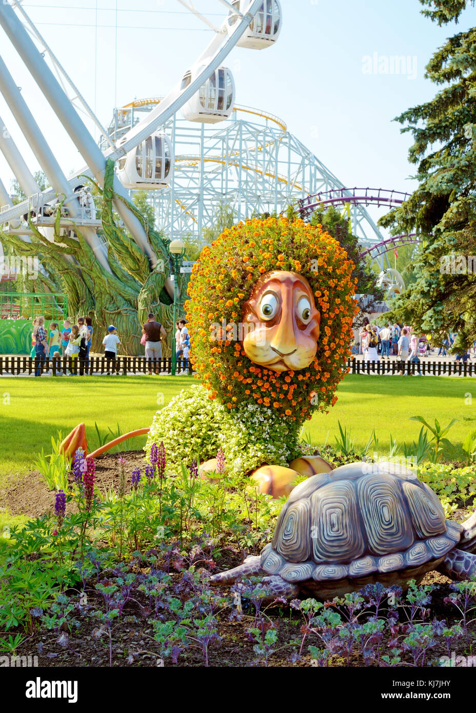 25.06.2016. Russland. saint-petersburg. Die Blumenarrangements eines Löwen und eine Schildkröte in der Gasse Erzählungen. Stockfoto