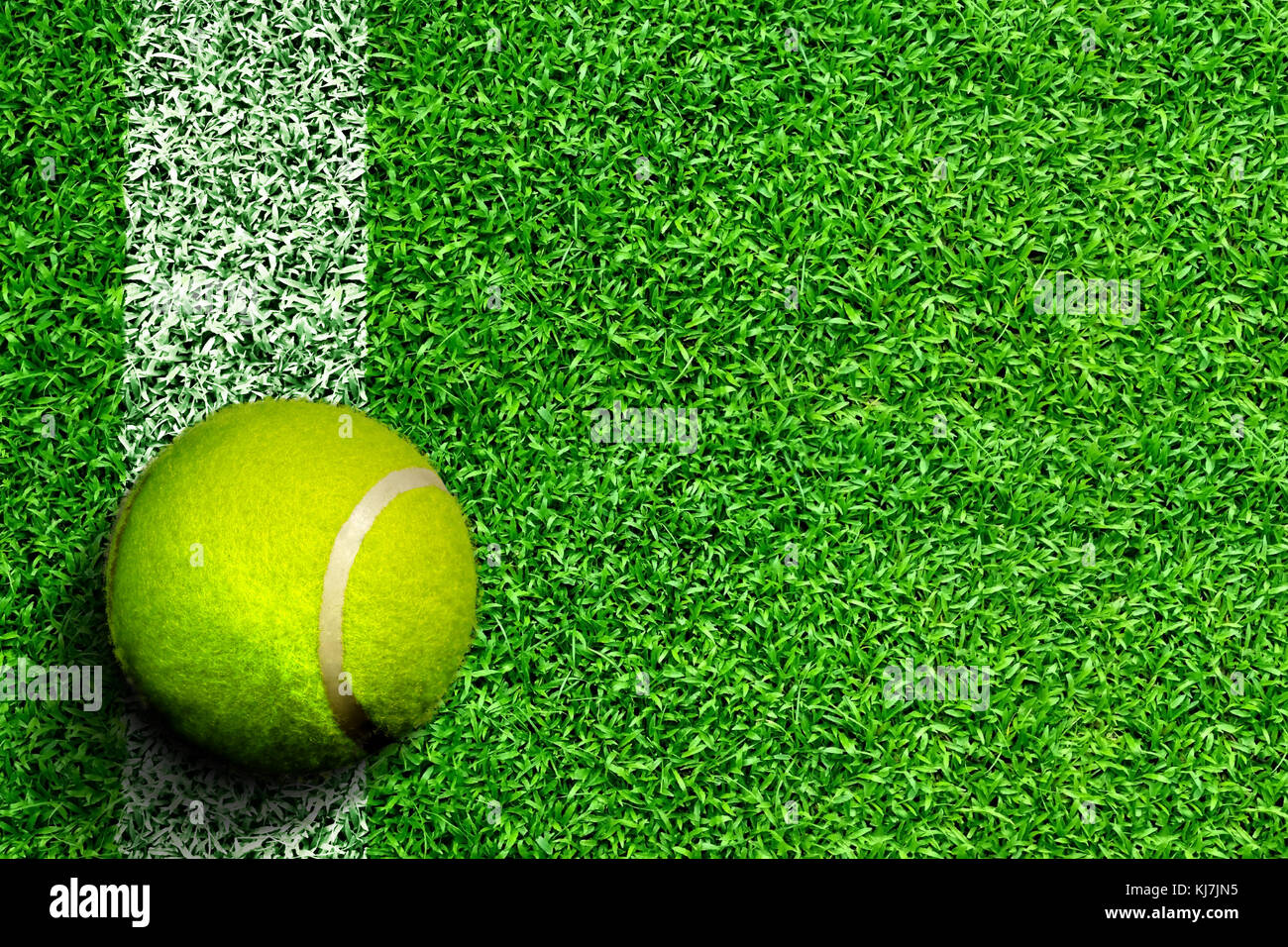 Hohe Betrachtungswinkel von Tennis ball auf Gras Gericht mit weißer Markierung und Kopieren. Linie stellt Tennisplatz Grenze Nebenerwerben, Service line, o Stockfoto